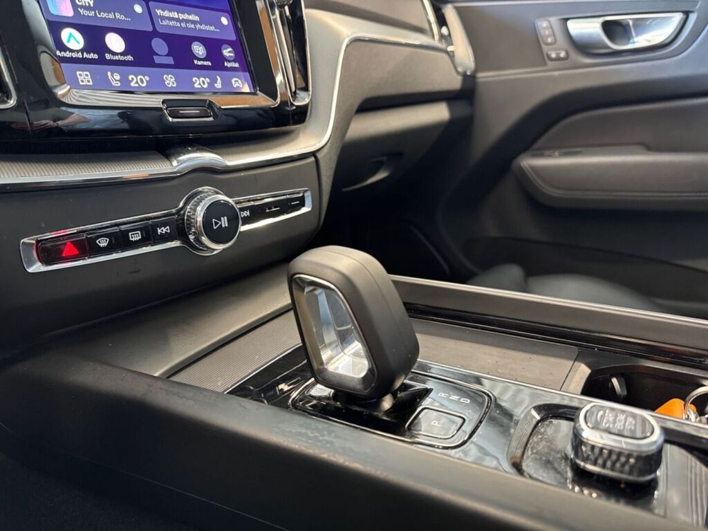 Volvo XC60 2023 Musta
