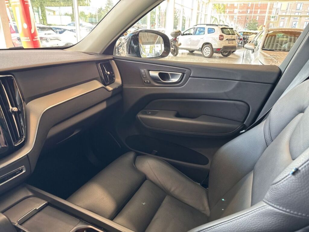 Volvo XC60 2023 Musta