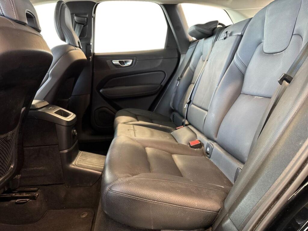 Volvo XC60 2023 Musta