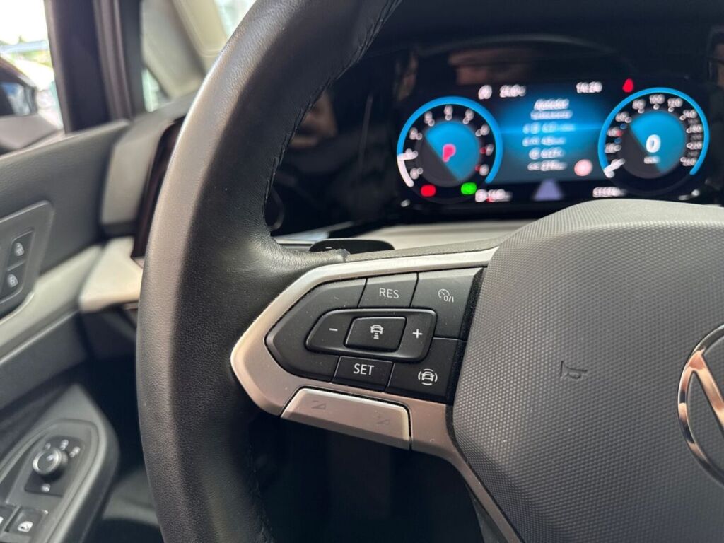 Volkswagen Golf 2023 Musta