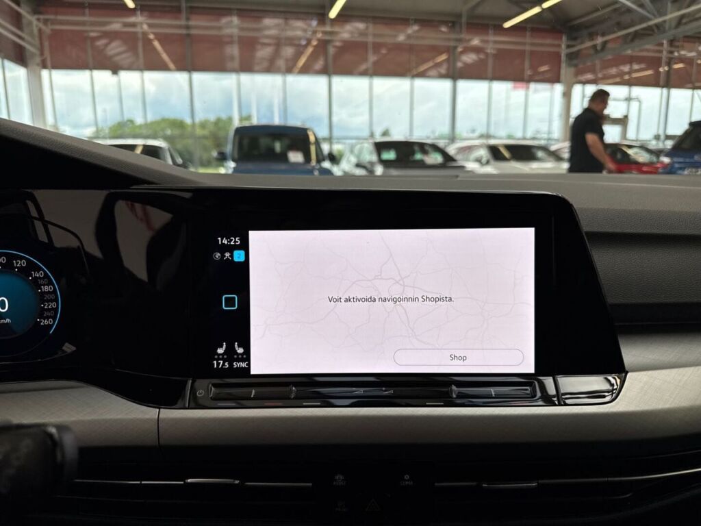 Volkswagen Golf 2023 Musta