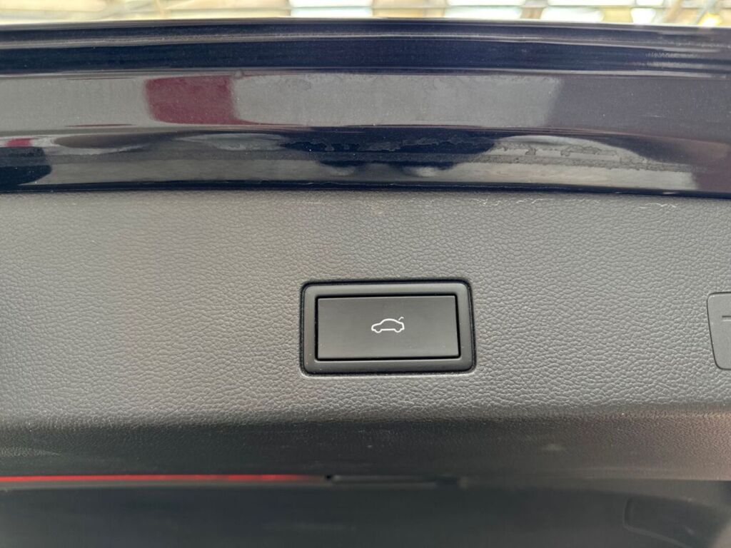 Volkswagen Golf 2023 Musta