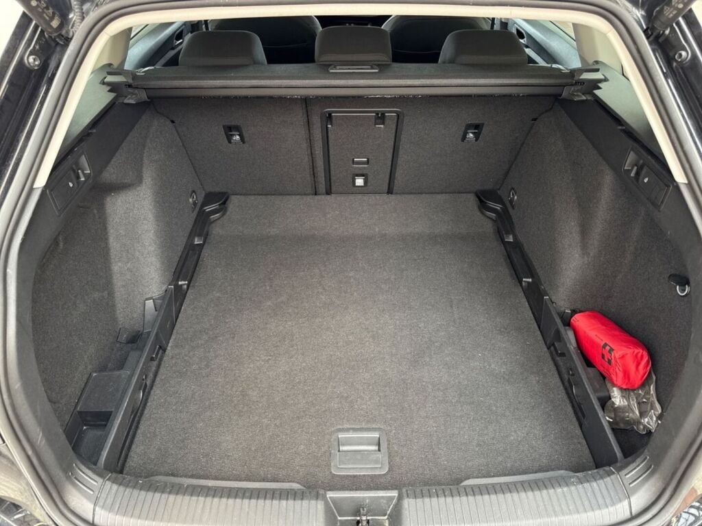 Volkswagen Golf 2023 Musta