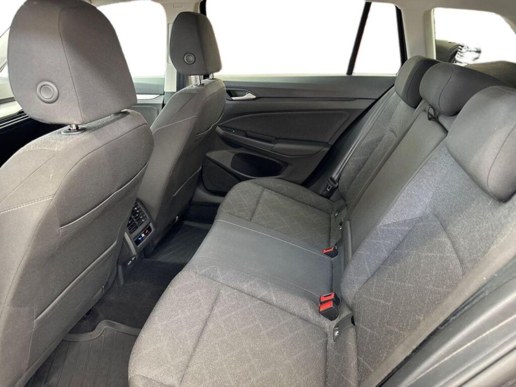 Volkswagen Golf 2023 Musta