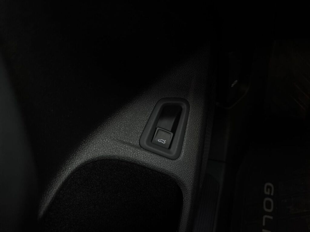 Volkswagen Golf 2023 Musta