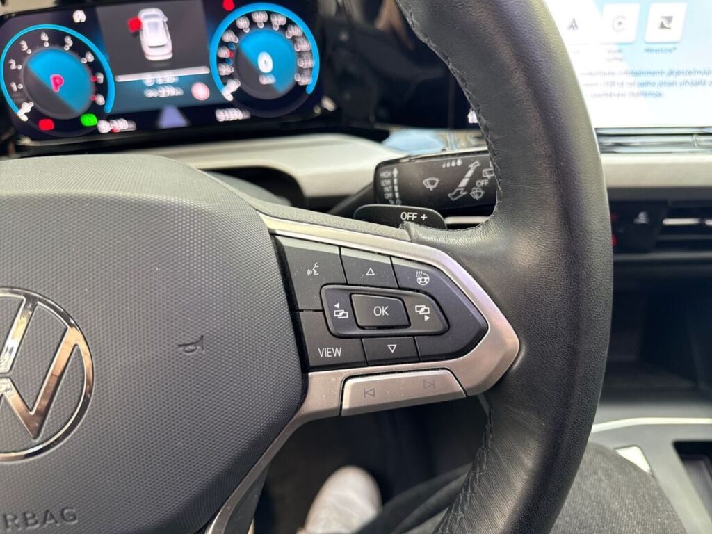 Volkswagen Golf 2023 Musta