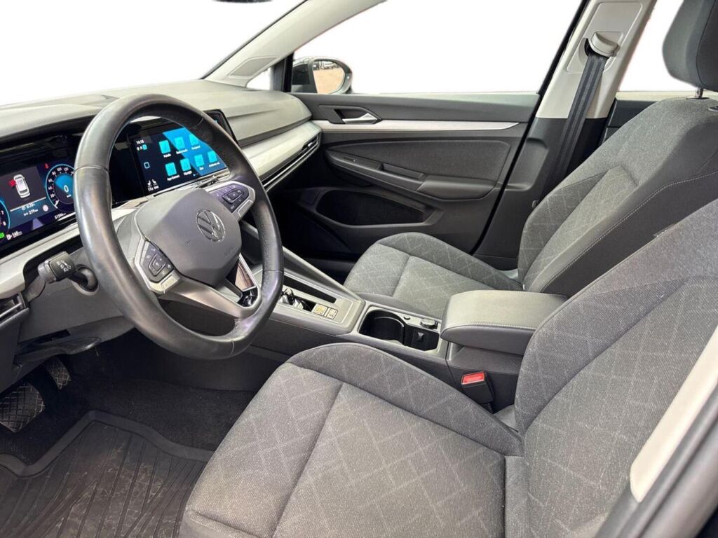 Volkswagen Golf 2023 Musta