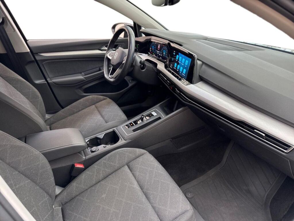 Volkswagen Golf 2023 Musta