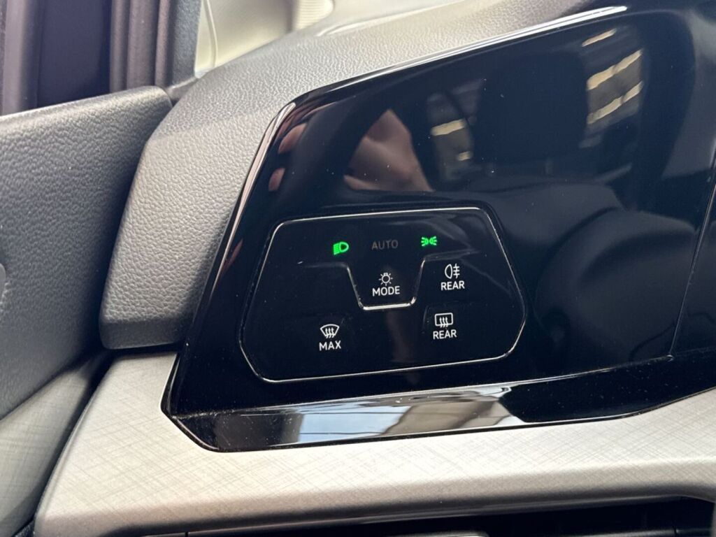 Volkswagen Golf 2023 Musta