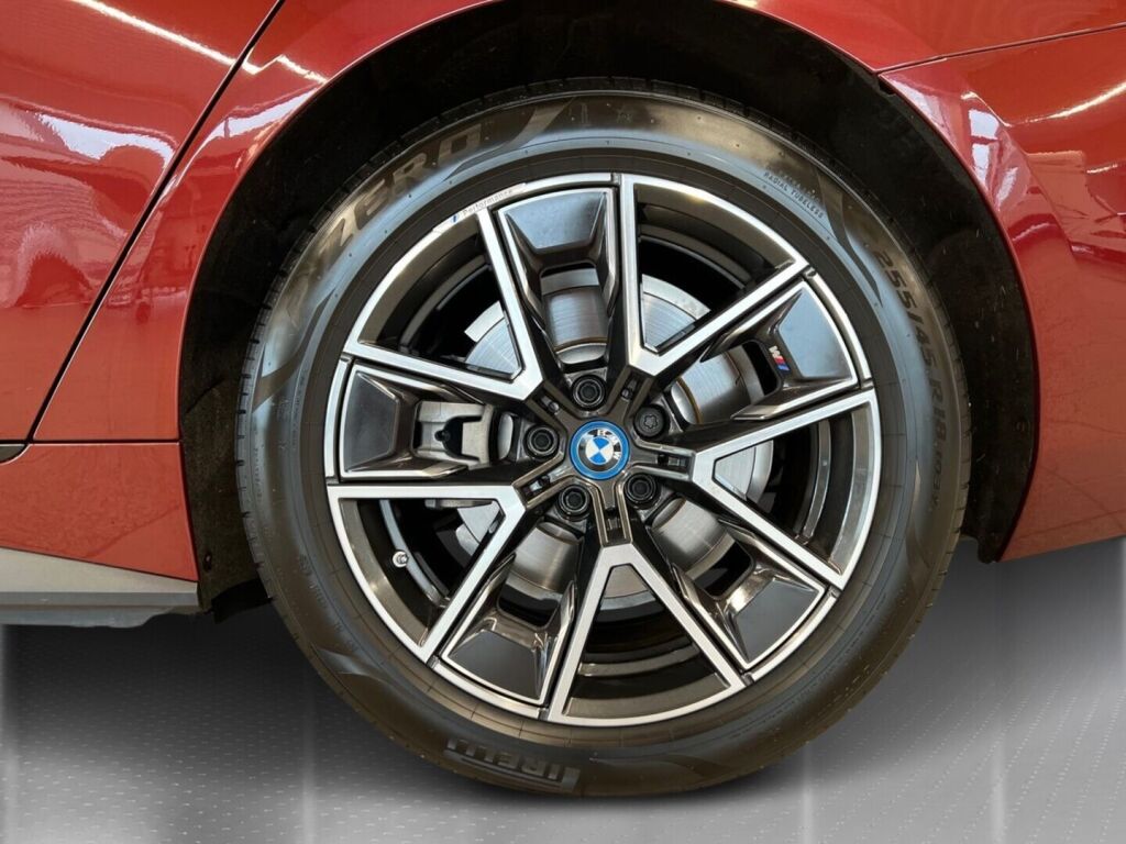 BMW i4 2023 Punainen