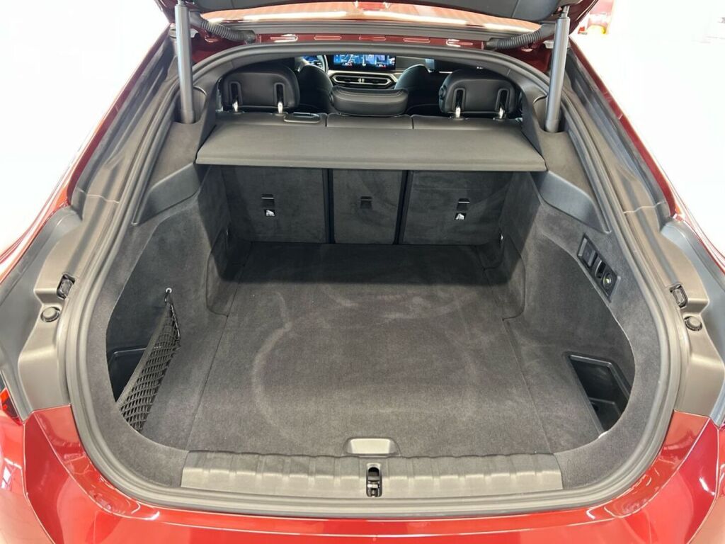 BMW i4 2023 Punainen