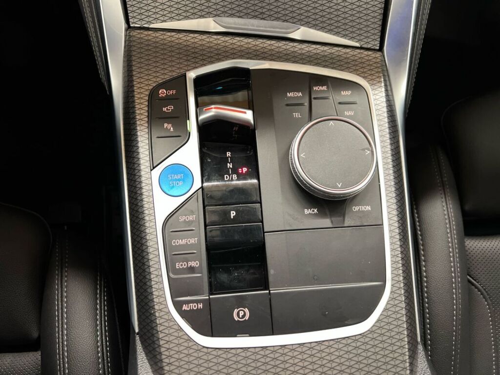 BMW i4 2023 Punainen