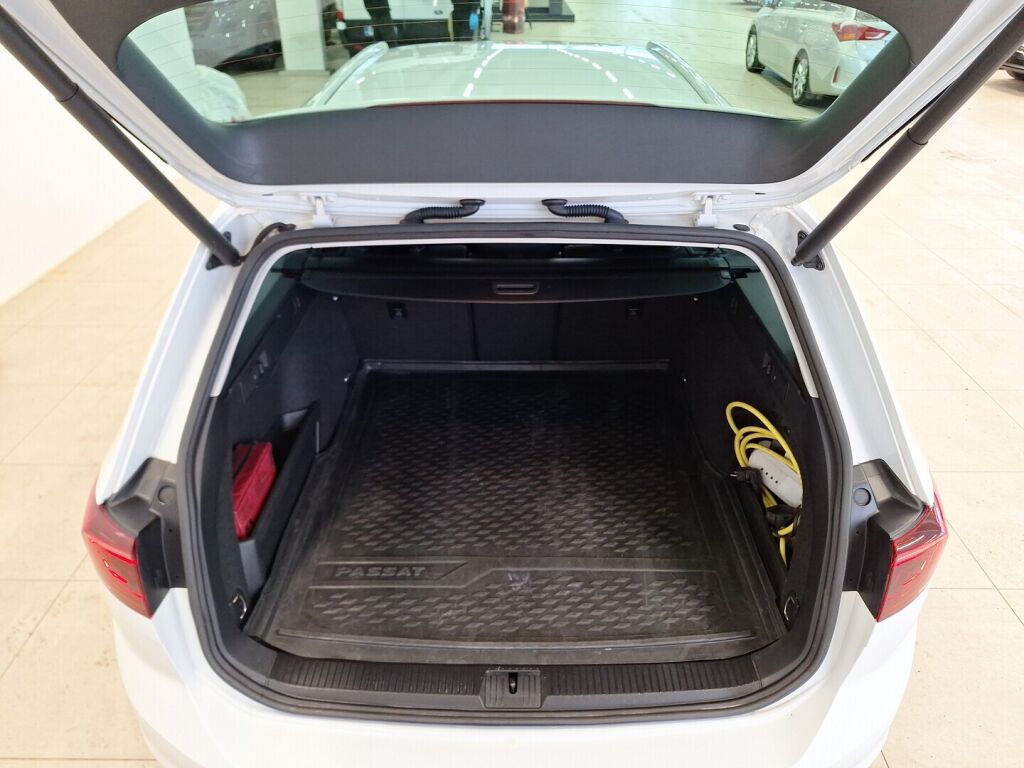 Volkswagen Passat 2020 Valkoinen