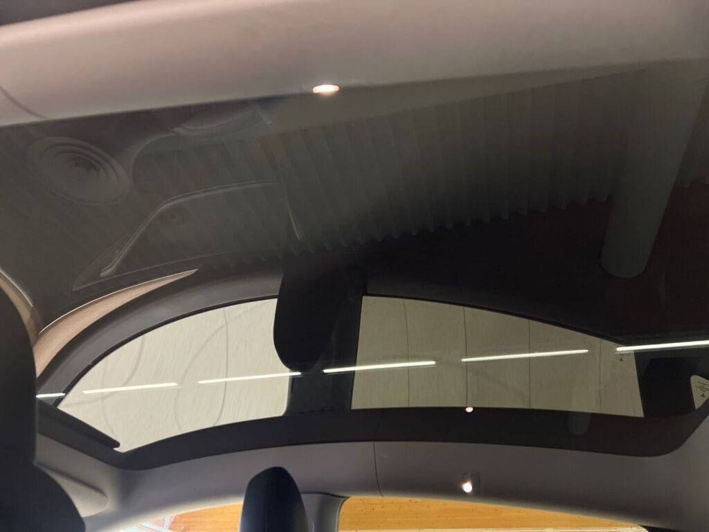 Tesla Model Y 2023 Valkoinen