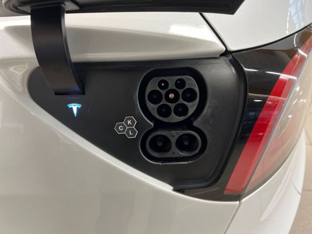 Tesla Model Y 2023 Valkoinen