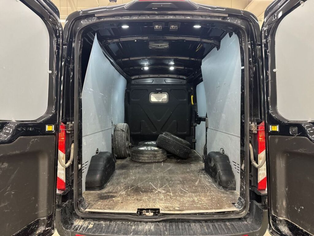 Ford Transit 2023 Musta