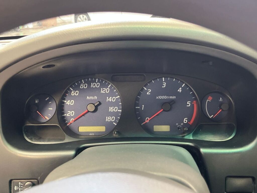 Nissan Cab 2005 Punainen