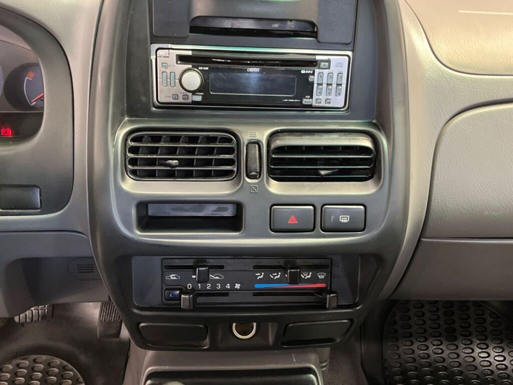 Nissan Cab 2005 Punainen