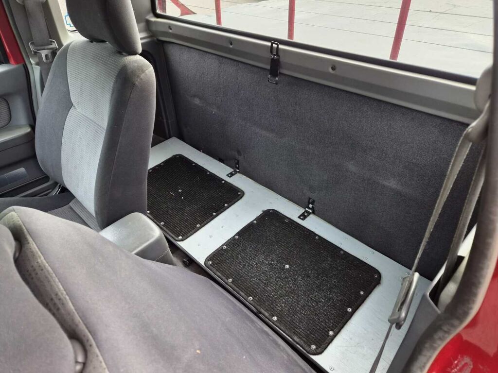 Nissan Cab 2005 Punainen