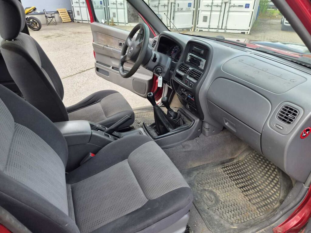 Nissan Cab 2005 Punainen