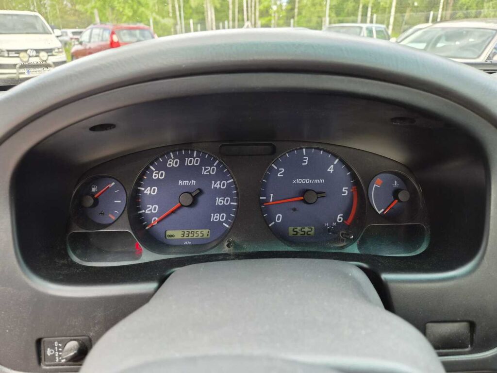 Nissan Cab 2005 Punainen