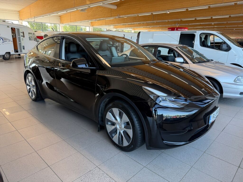 Tesla Model Y 2023 Musta