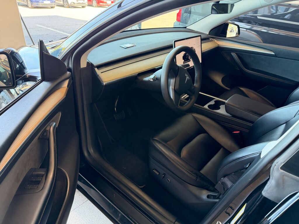 Tesla Model Y 2023 Musta