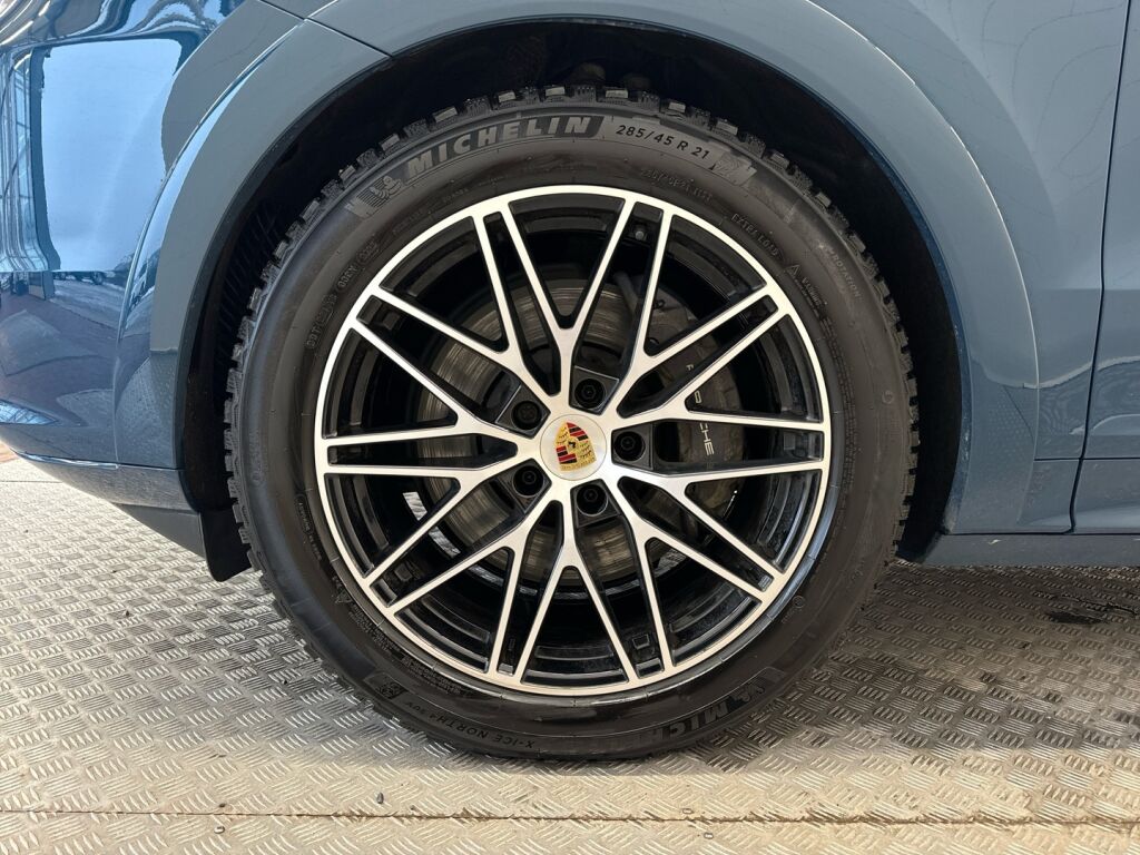 Porsche Cayenne 2024 Sininen