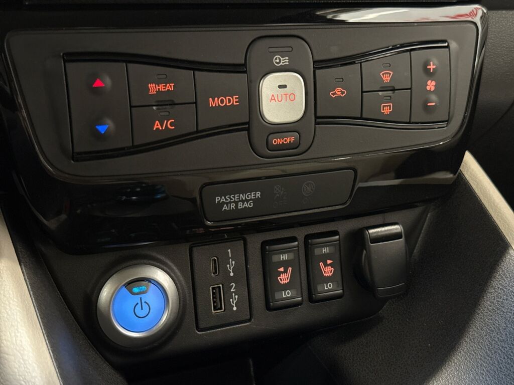 Nissan Leaf 2023 Sininen