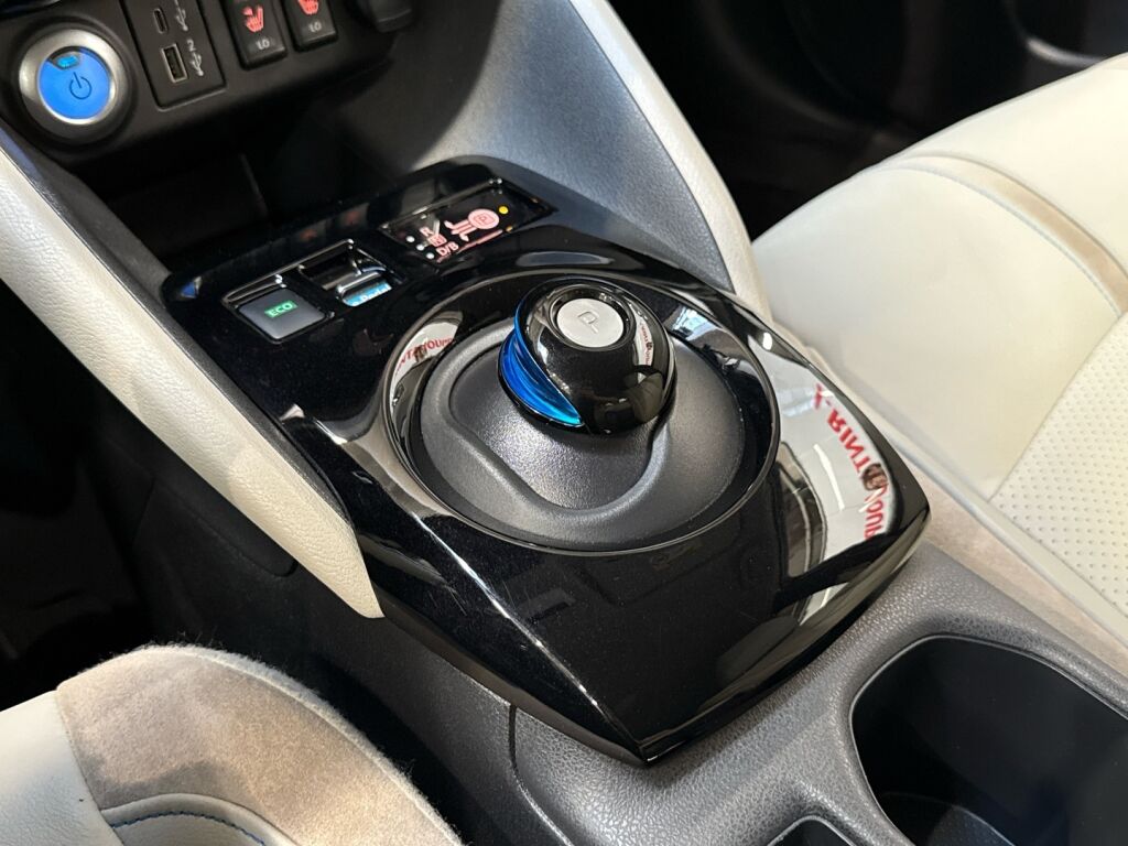 Nissan Leaf 2023 Sininen