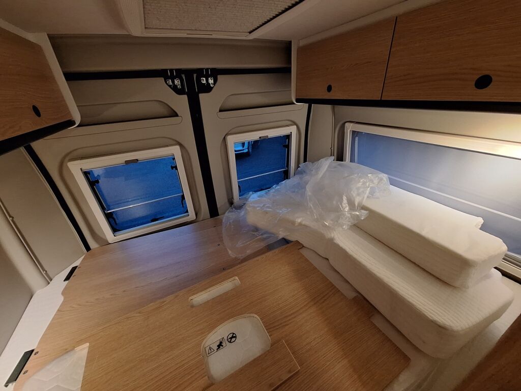 Sunlight Cliff VAN 540 2023 Musta