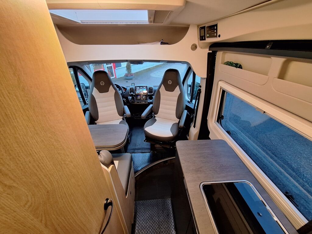 Sunlight Cliff VAN 540 2023 Musta