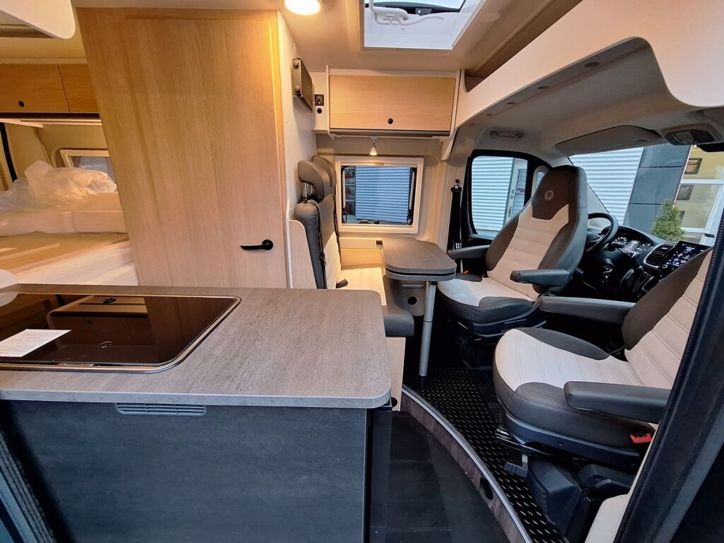 Sunlight Cliff VAN 540 2023 Musta