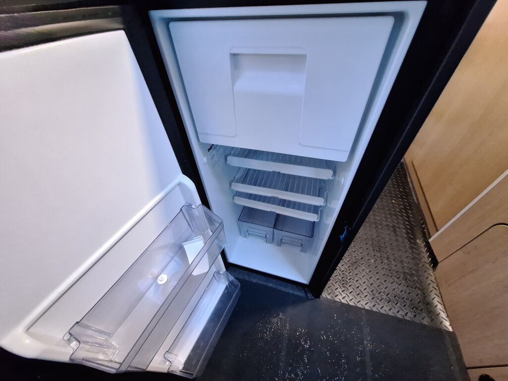 Sunlight Cliff VAN 540 2023 Musta