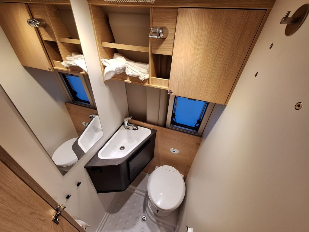 Sunlight Cliff VAN 540 2023 Musta