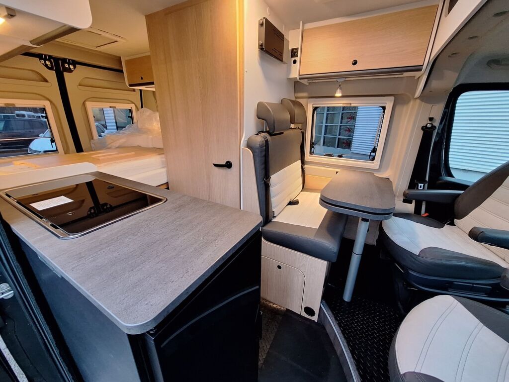 Sunlight Cliff VAN 540 2023 Musta