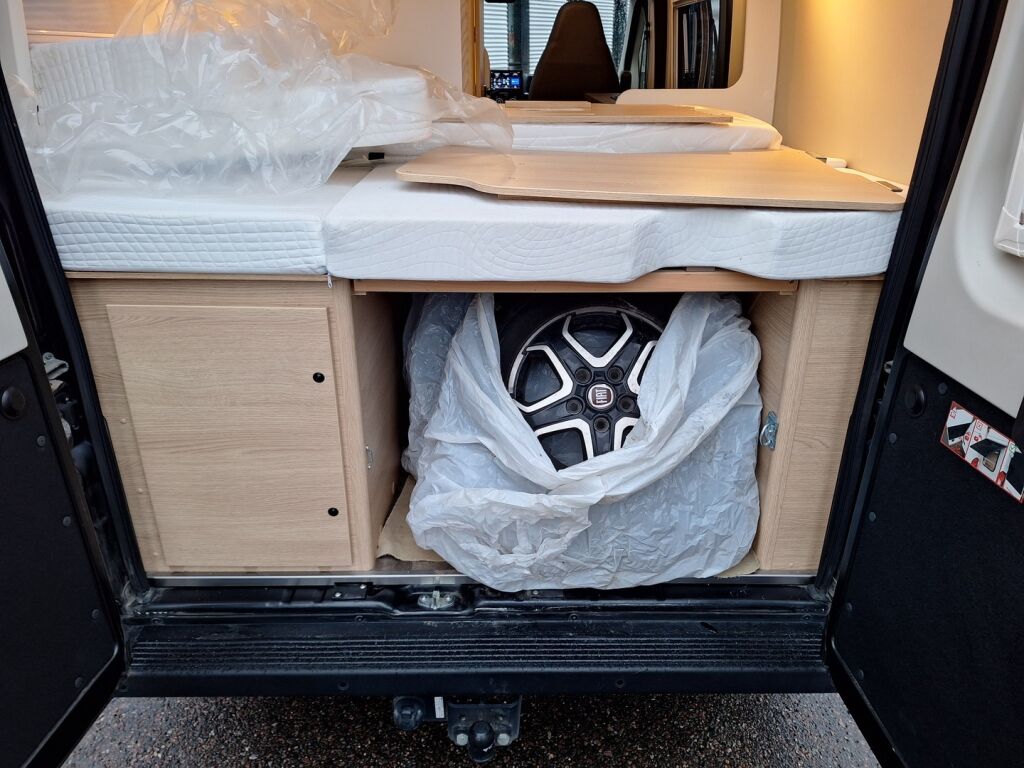 Sunlight Cliff VAN 540 2023 Musta