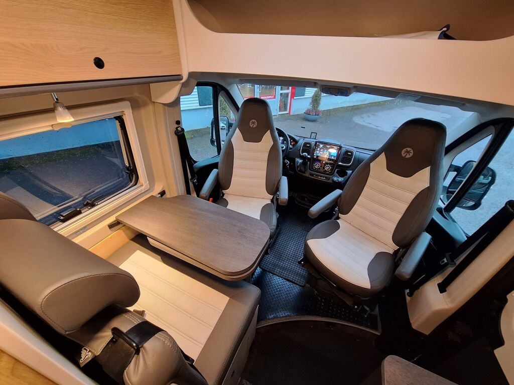 Sunlight Cliff VAN 540 2023 Musta