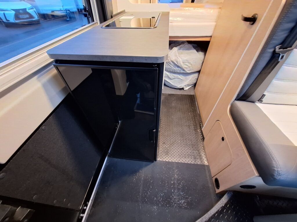 Sunlight Cliff VAN 540 2023 Musta