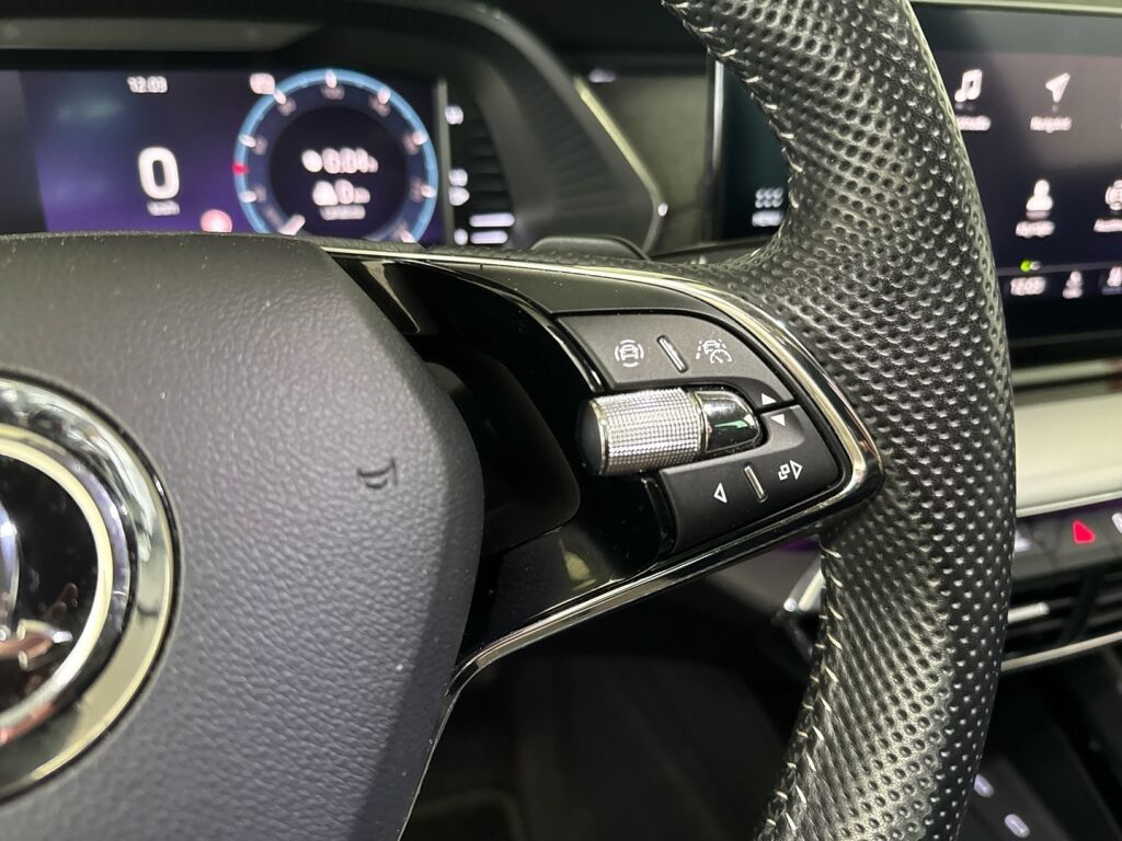 Skoda Octavia 2021 Musta