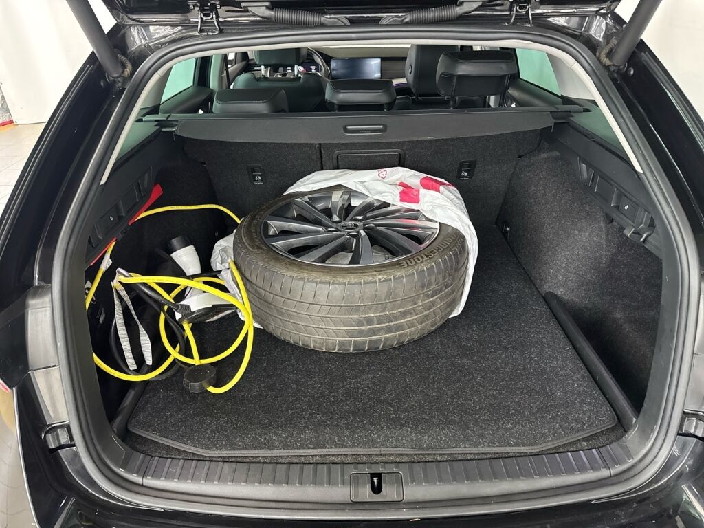 Skoda Octavia 2021 Musta