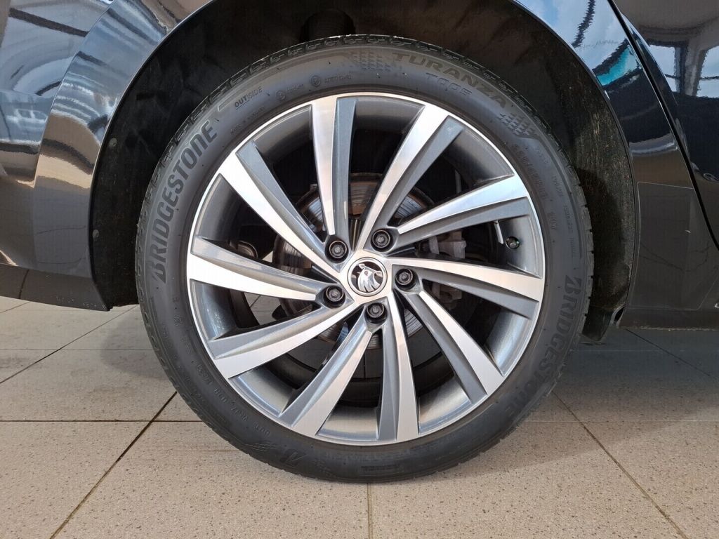 Skoda Octavia 2021 Musta