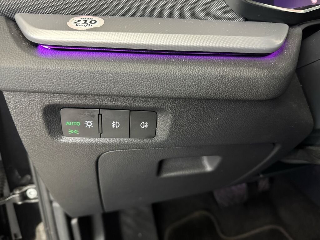 Skoda Octavia 2021 Musta