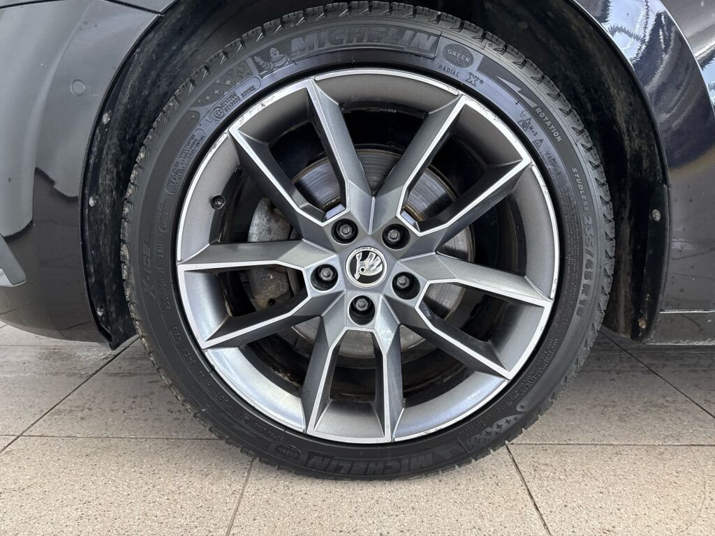 Skoda Octavia 2021 Musta