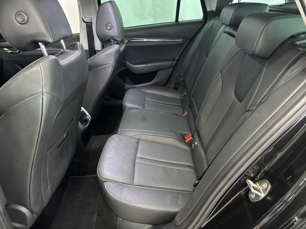 Skoda Octavia 2021 Musta