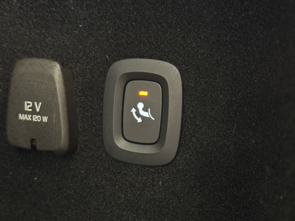 Volvo V60 2021 Musta