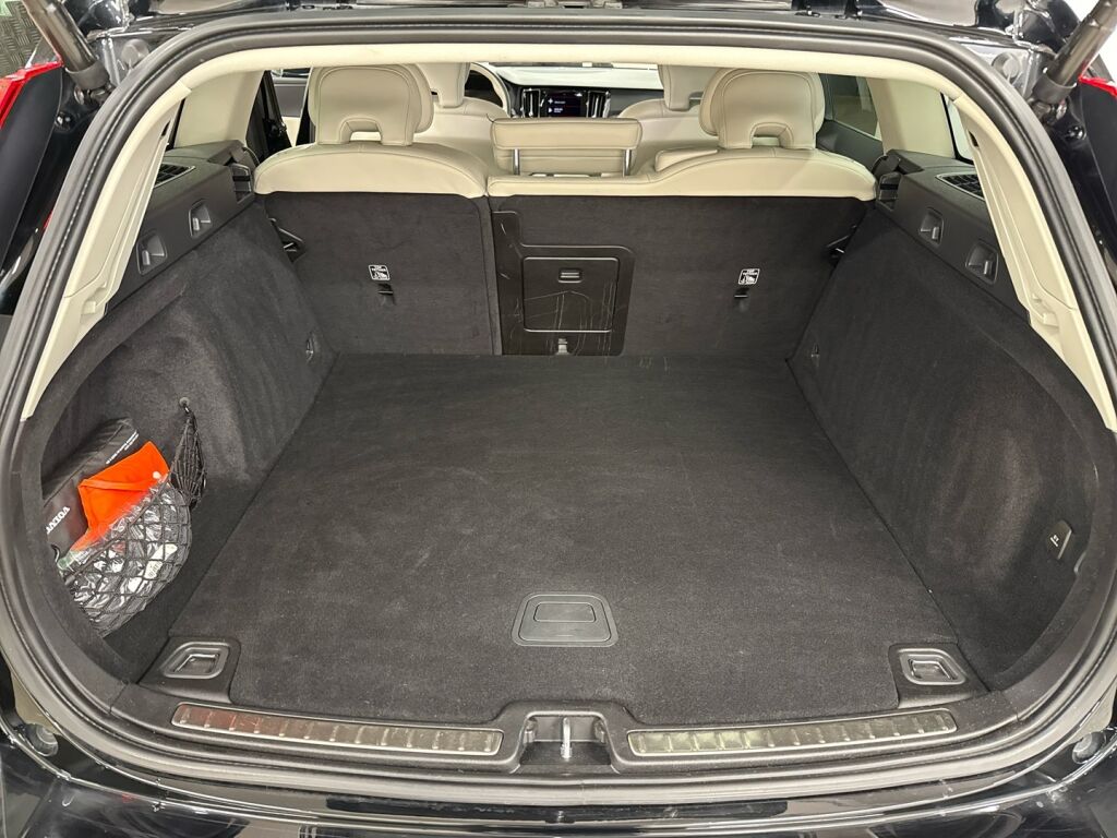 Volvo V60 2021 Musta