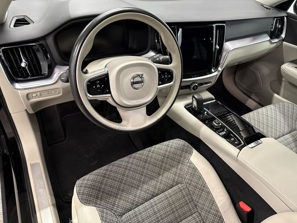 Volvo V60 2021 Musta