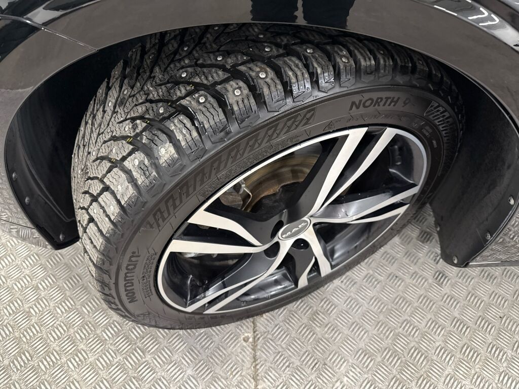 Volvo V60 2021 Musta