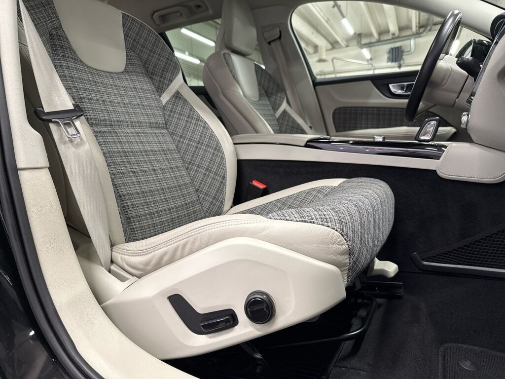 Volvo V60 2021 Musta